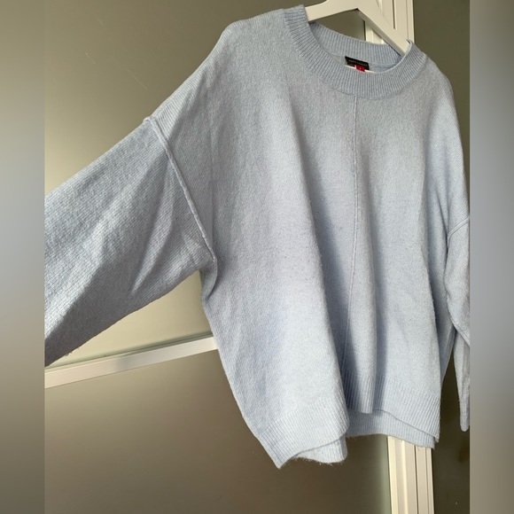 Vince Camuto long sleeve extended shoulder center-seam sweater. Ice blue. Sz L. - Picture 2 of 5